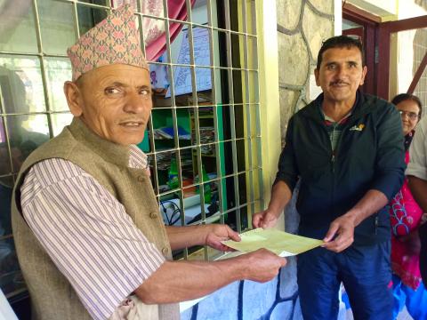 सेवाग्राहीलाई  रसिद दिनु हुदै वडा न ४ का वडा अधक्ष्य श्री ओम बहादुर खड्का 
