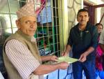 सेवाग्राहीलाई  रसिद दिनु हुदै वडा न ४ का वडा अधक्ष्य श्री ओम बहादुर खड्का 